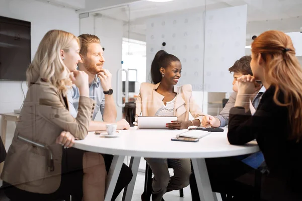 İş adamları yuvarlak masa toplantısı