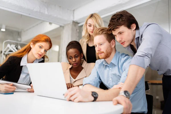 Forretningsfolk som arbeider i kontor – stockfoto