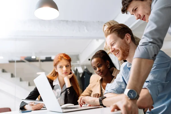 Gente de negocios trabajando en oficina — Foto de Stock