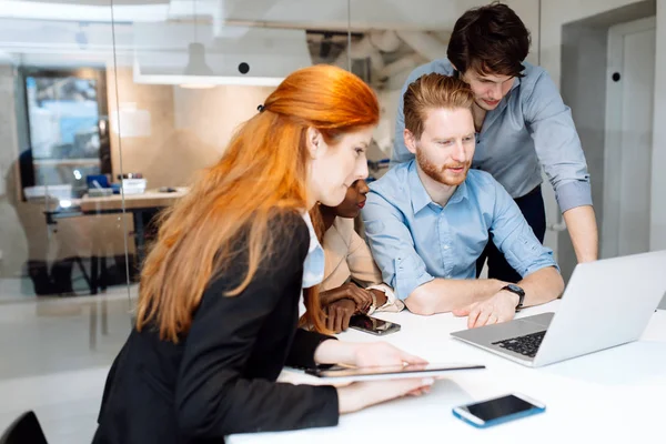 Beyin fırtınası yaratıcı iş adamları