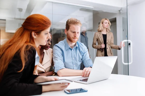 Groupe de gens d'affaires travaillant dans le bureau — Photo