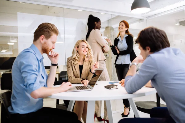 Ofiste çalışan iş adamları