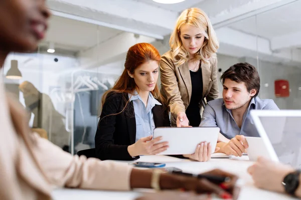 Ofiste çalışan iş adamları