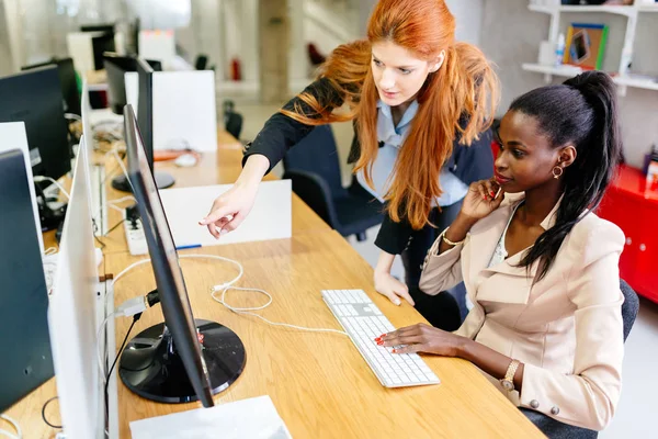 Ofiste iş adamları işbirliği