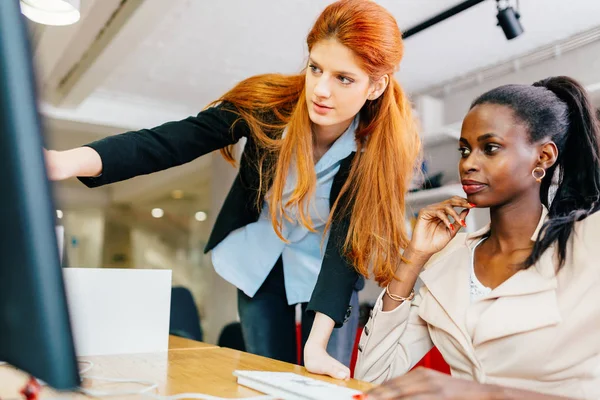 Les gens d'affaires collaborent au bureau — Photo