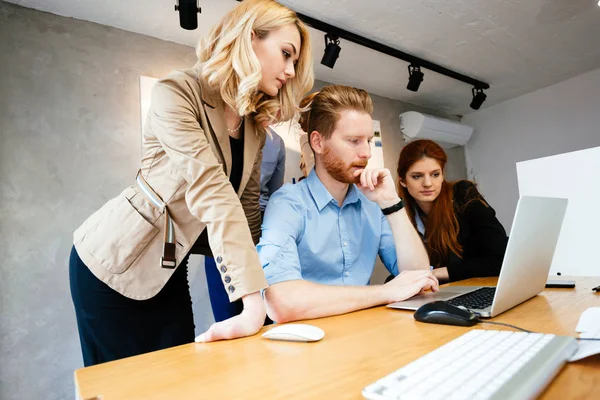 Geschäftsleute arbeiten im Büro zusammen — Stockfoto