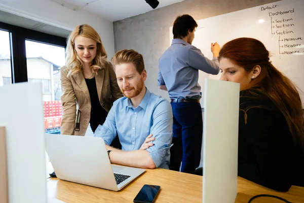 Üzletemberek együttműködik az office — Stock Fotó