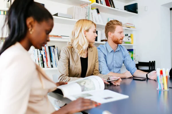 Les hommes d'affaires travaillant dans le bureau — Photo