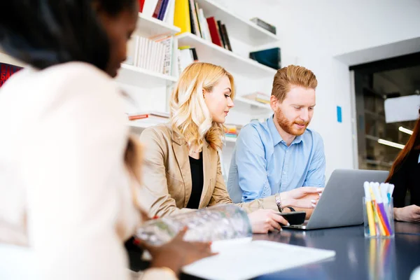 Företagare som arbetar på kontor — Stockfoto