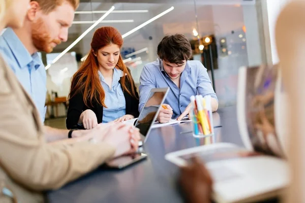 Forretningsfolk som arbeider i embetet – stockfoto