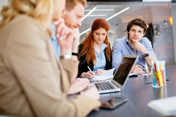 Empresários que colaboram no escritório — Fotografia de Stock