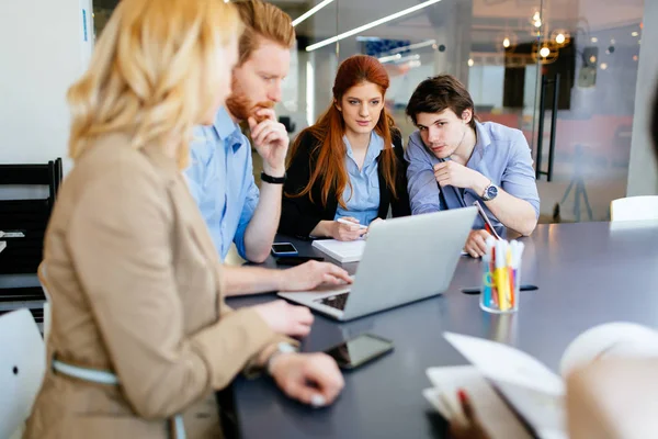 Çok ırklı insanların modern ofisinde çalışan