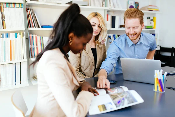 Forretningsfolk som brainstormer ved skrivebordet – stockfoto