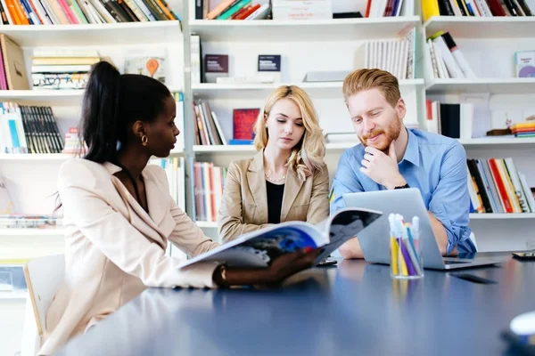 Forretningsfolk som samarbeider i embetet – stockfoto