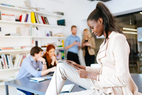 Personnes multiethniques travaillant dans un bureau moderne — Photo