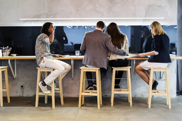 Grupo de personas descansando en la cafetería —  Fotos de Stock