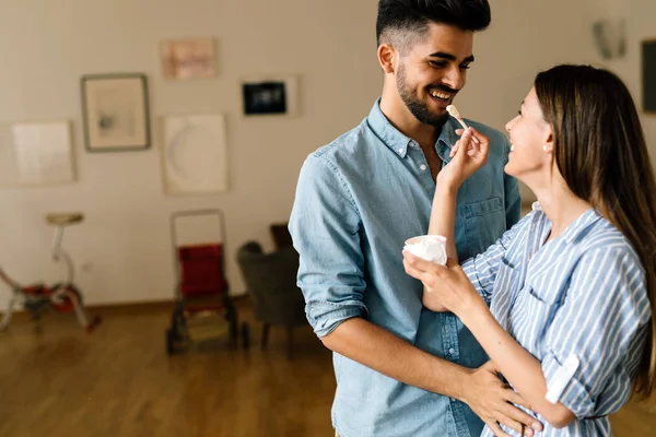 Casal se divertindo em casa — Fotografia de Stock