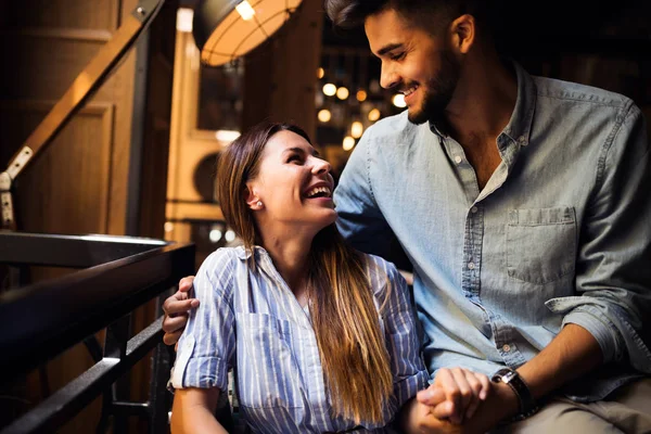 Pareja en la fecha en la cafetería — Foto de Stock