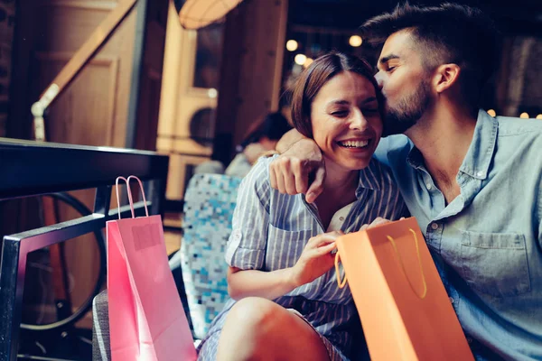 Pareja en la fecha en la cafetería — Foto de Stock