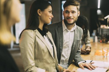 Arkadaşlar bir barda gülen ve having fun