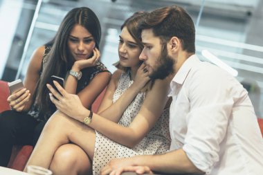 Cep telefonlarını kullanan gençlerin