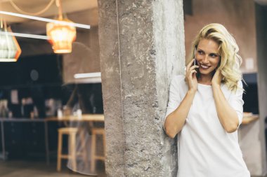 cep telefonu kullanarak güzel bir kadın 