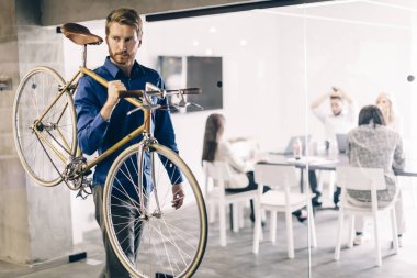 İşe gitmek için bisiklet kullanan adam 