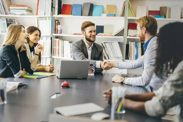 Zakenmensen schudden handen in office — Stockfoto