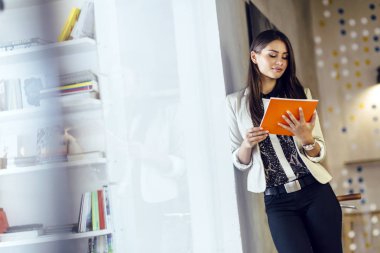 bir belgeyi okurken iş kadını