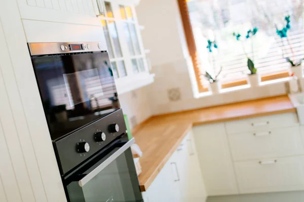 Küchengeräte in einem modernen Interieur — Stockfoto