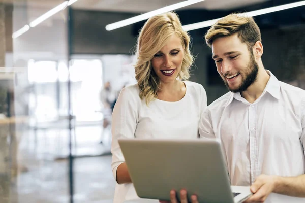 Collega's in het Bureau brainstormen — Stockfoto