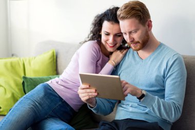 genç bir çift dijital tablet kullanma 