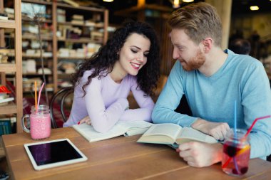 genç öğrencilerin kitap okuma