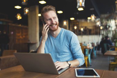 Telefon görüşmesi sahip genç adam 