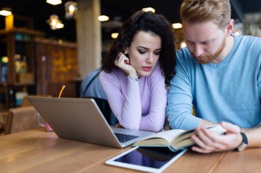 genç öğrencilerin kitap okuma