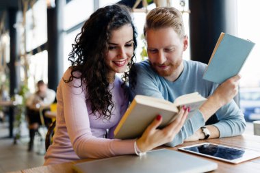 kahve dükkanında vakit öğrenciler