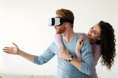 Çift çalışırken sanal gerçeklik kulaklık