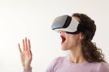 kadın sanal gerçeklik gözlük çalışıyor 
