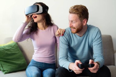 video oyunları oynarken mutlu çift 