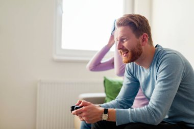 video oyunları oynarken mutlu çift 