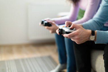 video oyunları oynarken mutlu çift 