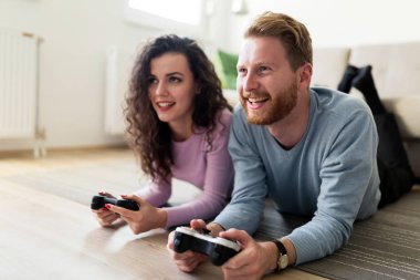 video oyunları oynarken mutlu çift 
