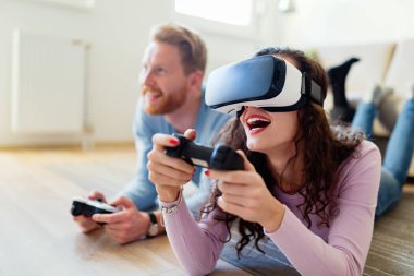 video oyunları oynarken mutlu çift 