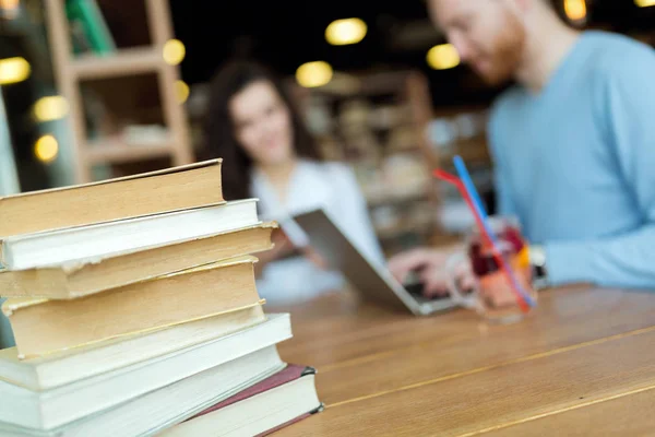 Estudantes estudando na livraria juntos — Fotografia de Stock