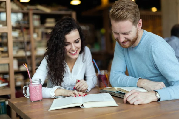 Genç öğrencilerin kitap okuma — Stok fotoğraf