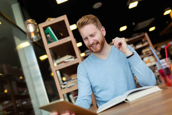 Jongeman met digitale tablet — Stockfoto