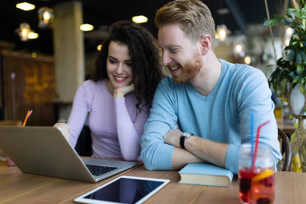 Glückliches Paar arbeitet am Laptop — Stockfoto