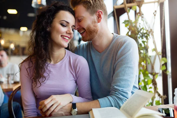 Jovem casal feliz na data — Fotografia de Stock