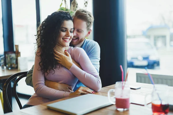 Jeune couple heureux à la date — Photo