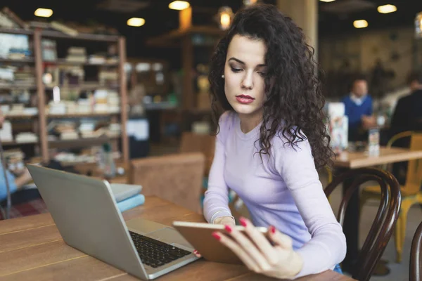 Mulher jovem usando tablet digital — Fotografia de Stock